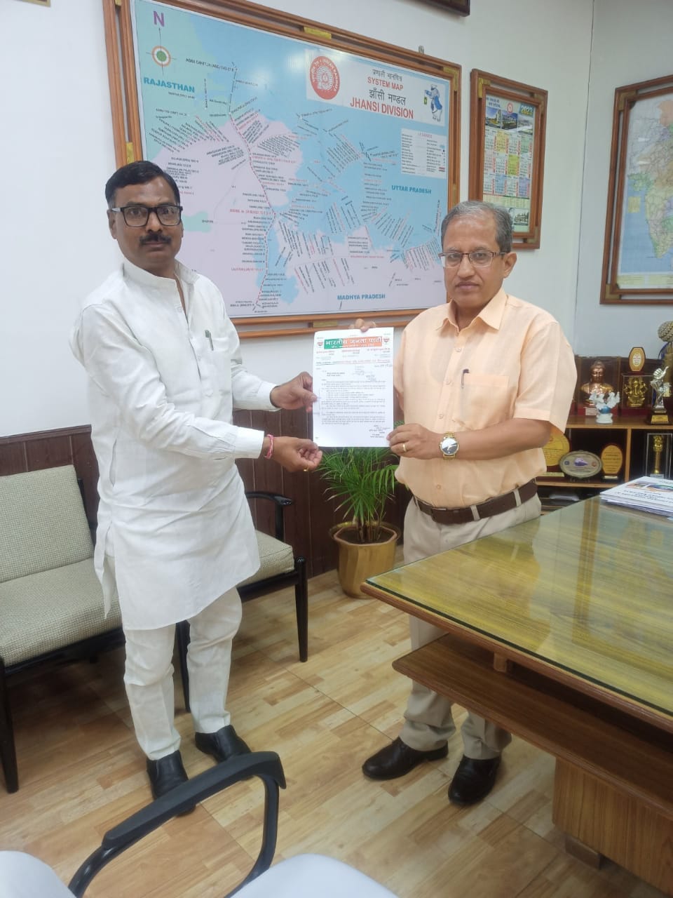 कोविड का खतरा टलने के बाद एट जंक्शन पर बहाल किया जाए प्रमुख ट्रेनों का&nbsp;ठहराव