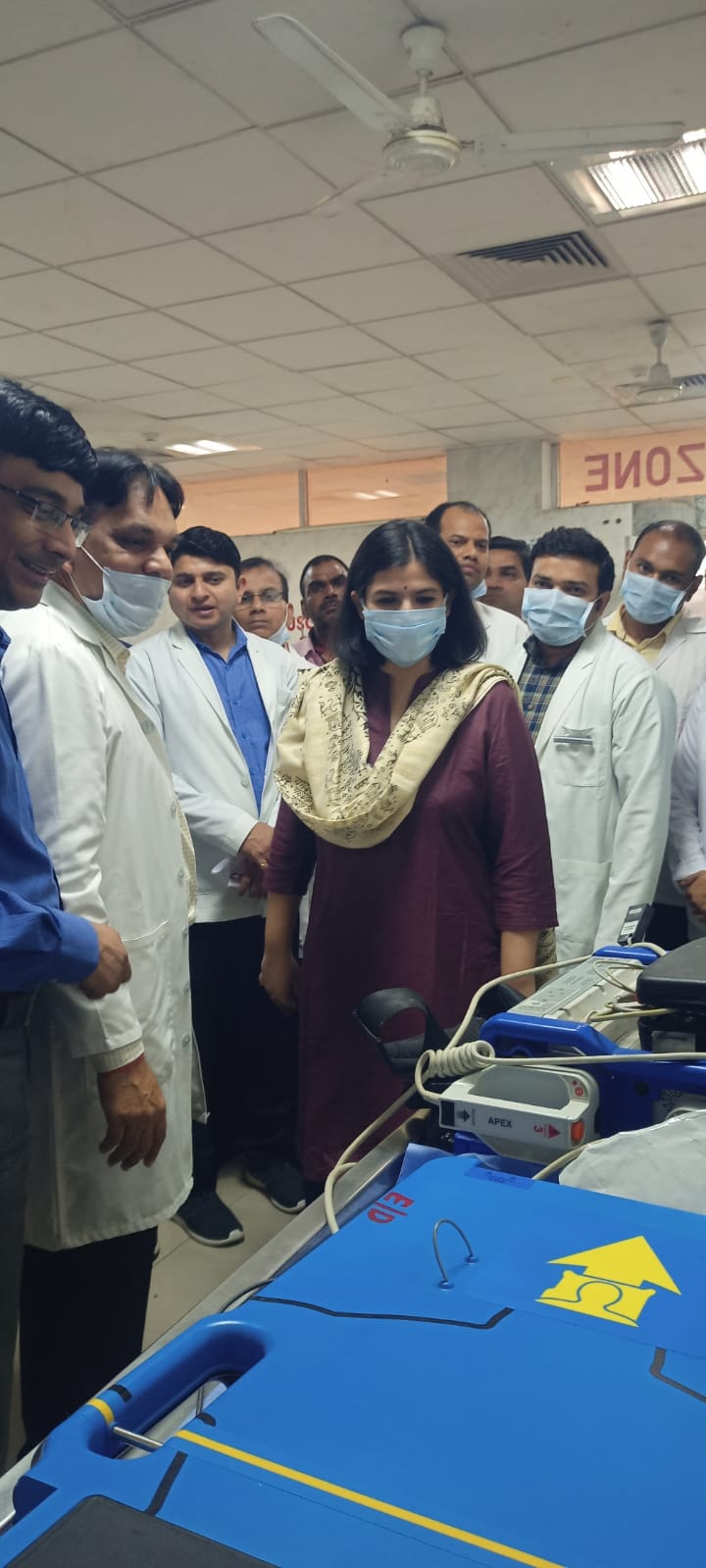 उरई के मेडिकल कालेज में उत्तर प्रदेश का पहला एम्स स्तर का इमरजेंसी वार्ड , डी एम चांदनी सिंह ने फीता काट कर किया&nbsp;उदघाटन