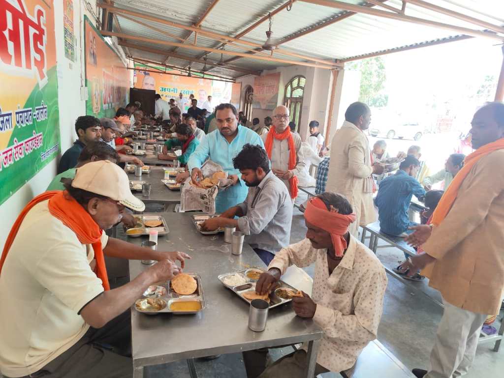 रामराजा की माताजी के त्रयोदशा पर अपना रसोई में जरूरत मंदों को गणमान्यों ने अपने हाथ से परोसा&nbsp;भोजन