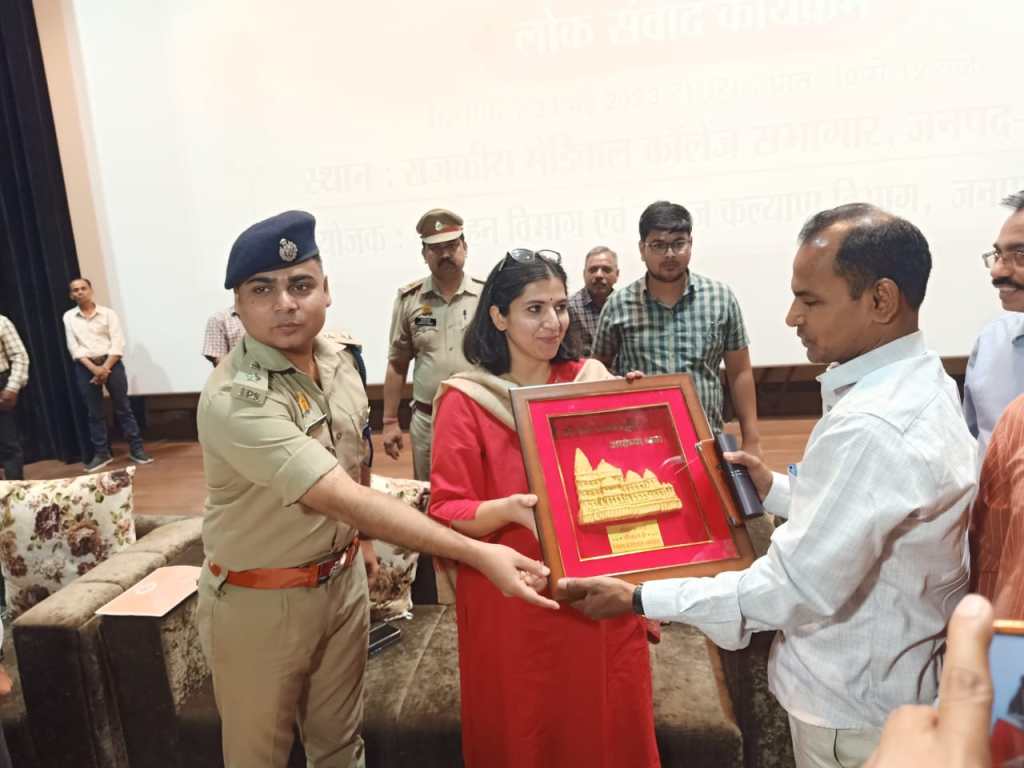 जालौन मंे डीएम रह चुके प्रमुख सचिव परिवहन वेकंटेश्वर लू ने सडक सुरक्षा जागरूकता के लिए लोगों को पिलायी गीता के ज्ञान की घुट्टी, मुख्यमंत्री के लिए किया स्वस्ति&nbsp;वाचन