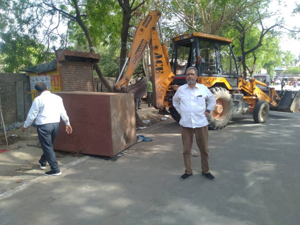 चुर्खी रोड पर गरजा प्रशासन का बुलडोजर, तोडे पछैया लुहारों के&nbsp;डेरे