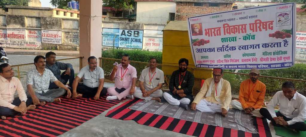 गोष्ठी में पर्यावरण के महत्व को बताया, रोपे&nbsp;पौधे