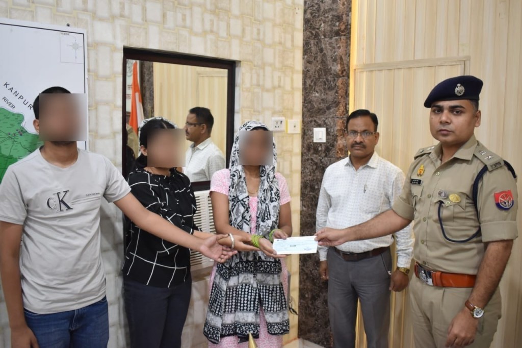 शहीद सिपाही की पत्नी के लिये पुलिसजनों ने 25 लाख की रकम इकट्ठा&nbsp;की