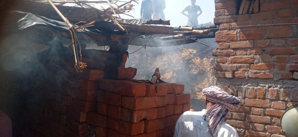 मजदूर की झोपड़ी चूल्हे से लगी आग की भेंट&nbsp;चढ़ी