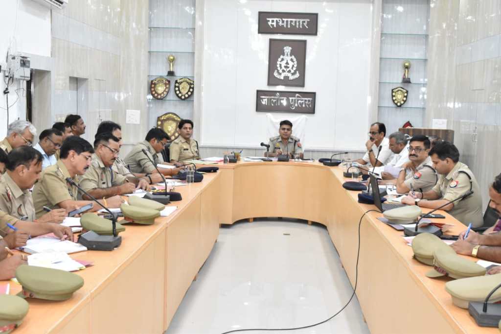 अपराध समीक्षा बैठक में एसपी ने थाना प्रभारियों को&nbsp;चेताया
