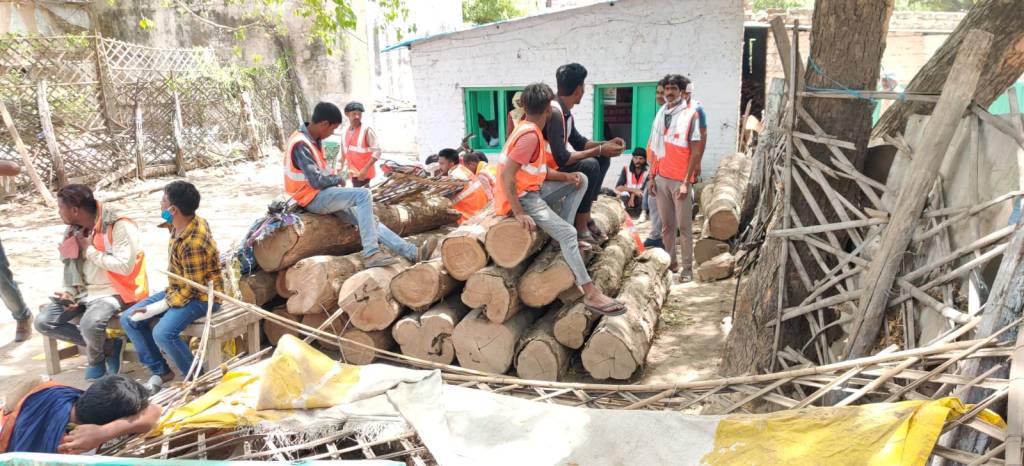 जिलाधिकारी चांदनी सिंह की ऐतिहासिक कार्रवाई, राठ रोड के बांस बल्ली मार्केट को हटवाकर नगर की वैभव पूर्ण छटा उभारने के लिये किया जायेगा&nbsp;विकसित