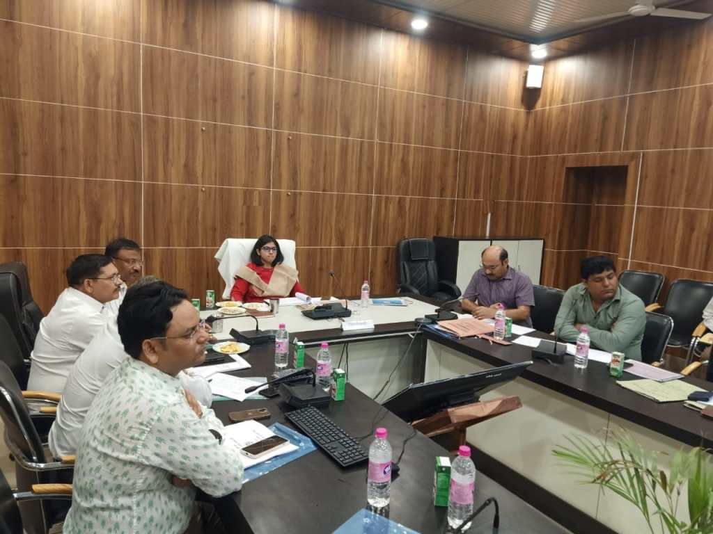 भूमि संरक्षण के कार्यों का सी डी ओ से सत्यापन जरूरी , डीएम ने दिए निर्देश