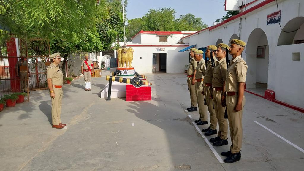 एडिशनल एसपी ने ली मंगलवार परेड की सलामी