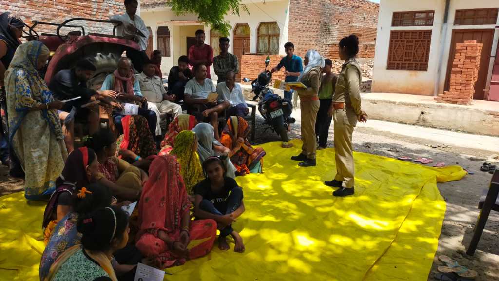 विषय परिस्थिति के लिये महिलाओं को नोट कराये हेल्पलाइन&nbsp;नंबर