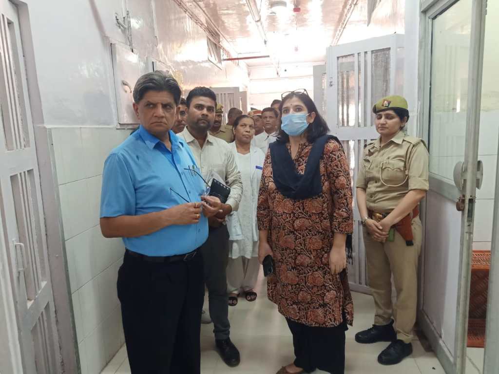 अस्पताल के निरीक्षण में मिली खामियां देख झल्ला उठीं डी&nbsp;एम