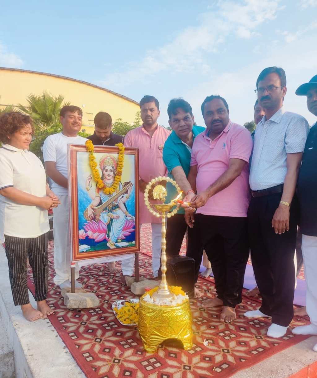 मेडिकल कालेज में योग क्रियायों के प्रदर्शन से नया मन्त्र फूँका , अनुरागी ने कहा व्यस्त दिनचर्या में योग के लिए समय निकाल कर लें निरोगी जीवन का&nbsp;आनंद