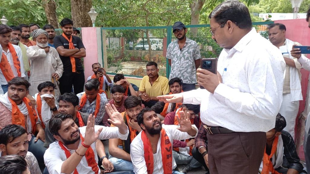 विद्युत अव्यवस्था को लेकर परिषद के कार्यकर्ताओं ने कलेक्ट्रेट में बवाल&nbsp;काटा