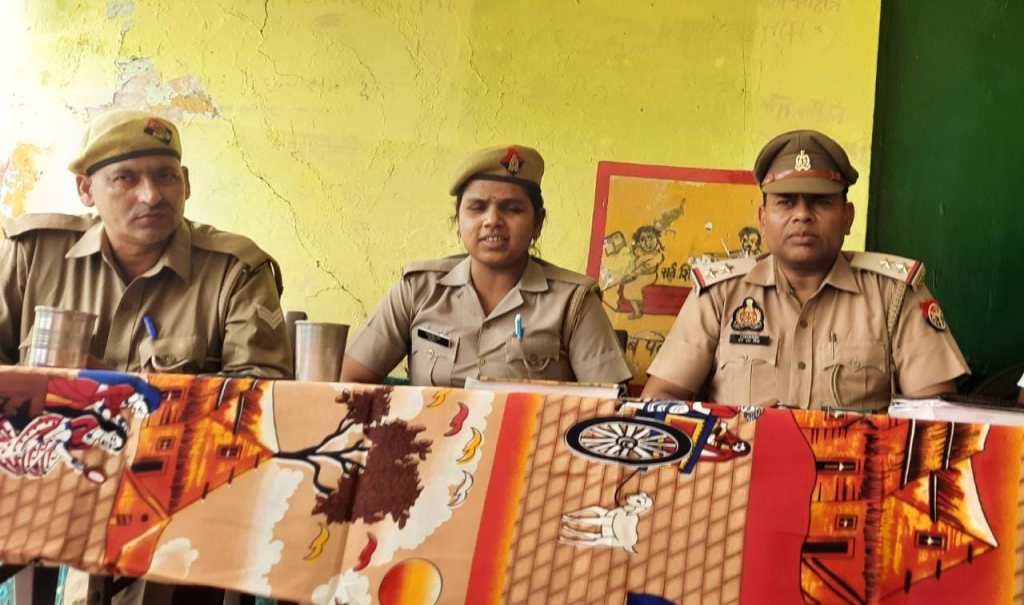 मिशन शक्ति के तहत असहना में पुलिस ने चौपाल लगाकर बताए महिलाओं के&nbsp;अधिकार