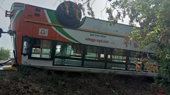 बनारस झांसी रोडवेज पल्टी, आधा दर्जन से अधिक यात्री&nbsp;घायल