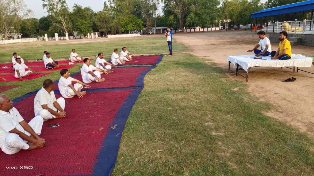 पुलिस लाइन मेें योग शिविर का आयोजन, निरोगी तन-मन की गारंटी है&nbsp;योगाभ्यास
