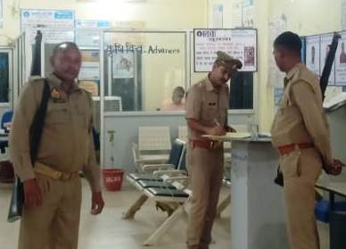 बैंको में संदिग्ध व्यक्तियों को न फटकने देने के लिये पुलिस&nbsp;चौकस