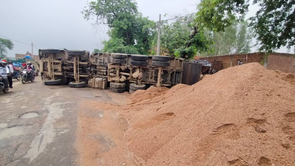 बीच सड़क पर पलटा बालू से भरा ट्रक, यातायात हुआ&nbsp;बाधित