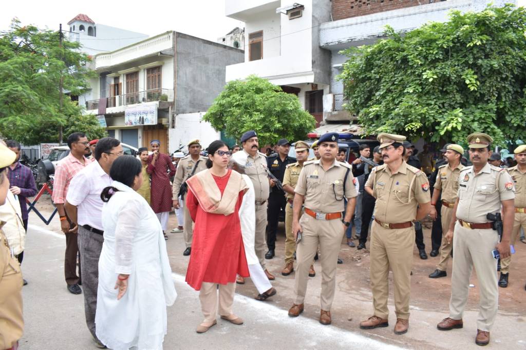 ईदगाह पर डीएम, एसपी स्वयं पहुंचे जायजा लेने, नमाजियों को दी त्यौहार की&nbsp;बधाई