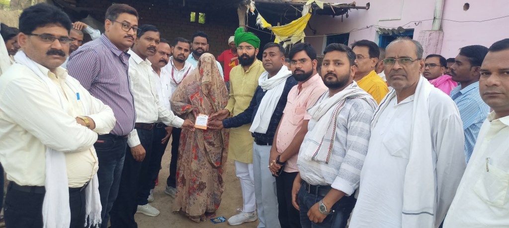 टीम बदलाव द्वारा पीड़ित परिवार को 49 हजार सहयोग,लगाया&nbsp;पेड़