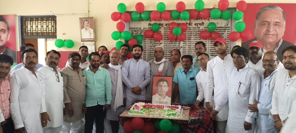 सपा के राष्ट्रीय अध्यक्ष के जन्मदिन पर केक काटा, याद किया उनके मुख्यमंत्रित्व काल के कार्यों&nbsp;को