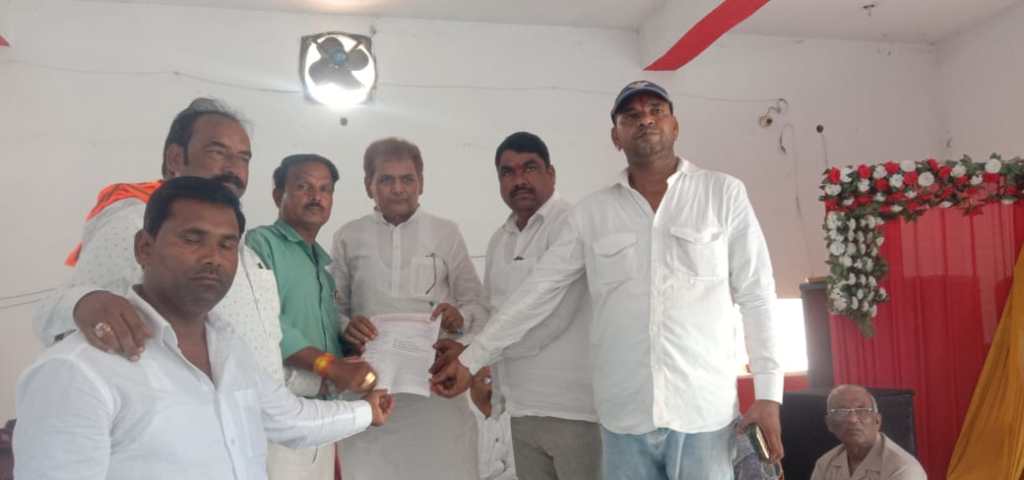 संविदा सफाईकर्मी के दिवंगत होने पर उसके आश्रित के नियोजन के लिये ज्ञापन&nbsp;सौंपा