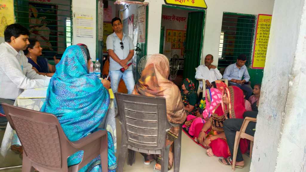 बच्चों की माताओं से ली उनकी पढ़ाई की खैरियत की जानकारी