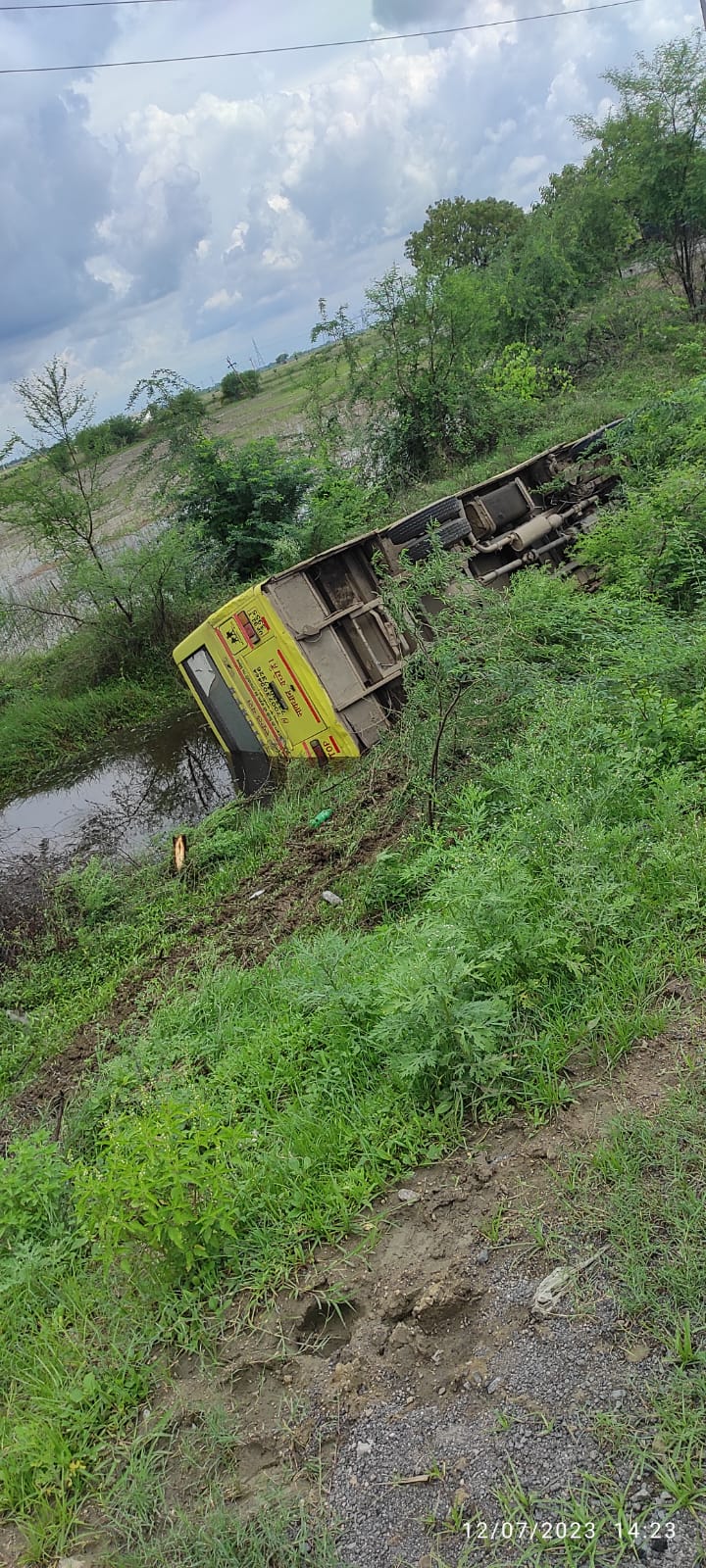 हाईवे पर बच्चों से भरी स्कूली बस&nbsp;पलटी