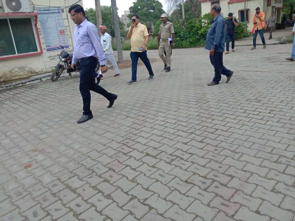 नये सीडीओ ने किया बीडीओ दफ्तर का औचक निरीक्षण, गंदगी को लेकर&nbsp;लताड़ा