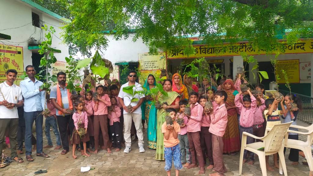 बच्चों ने ग्रामीणों को पढ़ाया वृक्षारोपण का&nbsp;पाठ