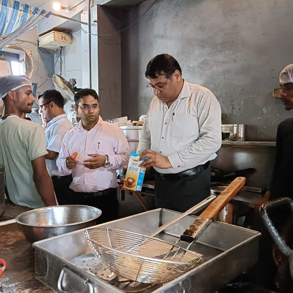 खाद्य सुरक्षा के सचल दल ने शराब ठेकों सहित कई प्रतिष्ठानों में की&nbsp;छापेमारी