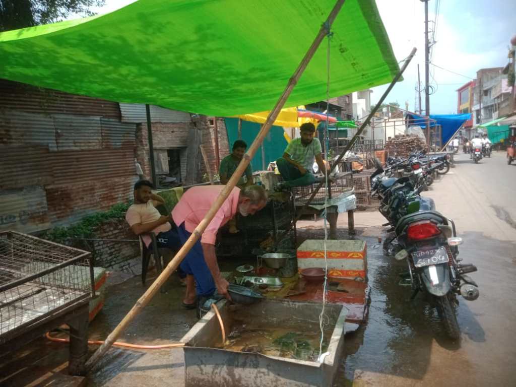 बजरिया के लोगों का नाले पर अवैध रूप से जमा मांस-मछली का बाजार कर रहा है आराम&nbsp;हराम