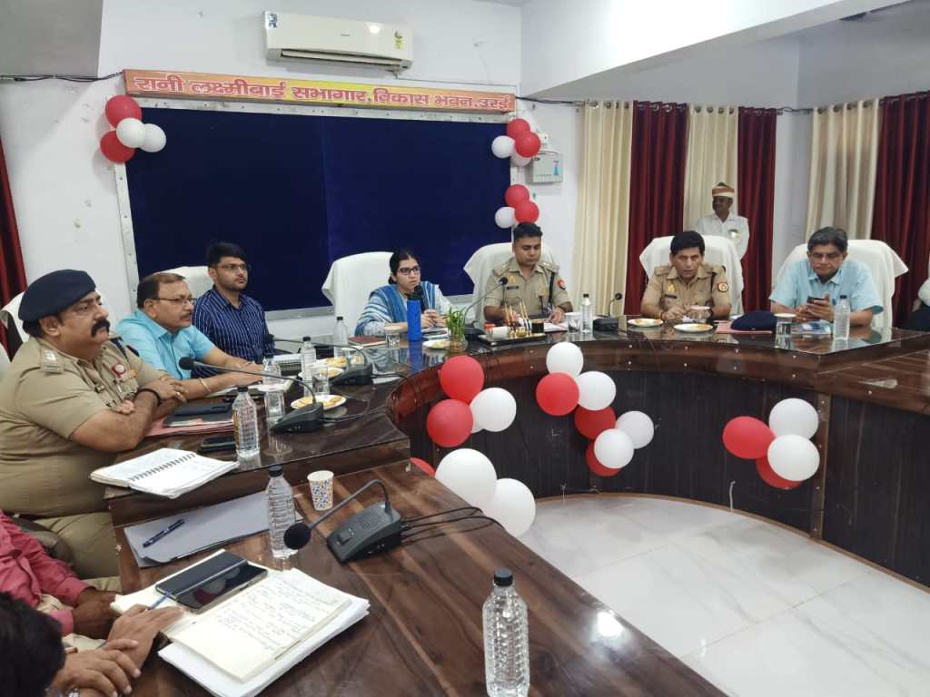 त्योहारों पर शांति व्यवस्था बनाये रखने के लिये प्रशासन पुलिस ने बुलाई शांति समिति की&nbsp;बैठक