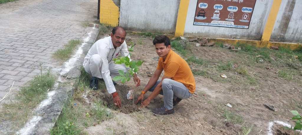 नेहरू युवा संगठन के स्वयं सेवकों ने भी जिले भर में व्यापक स्तर पर पौधे&nbsp;रोपे