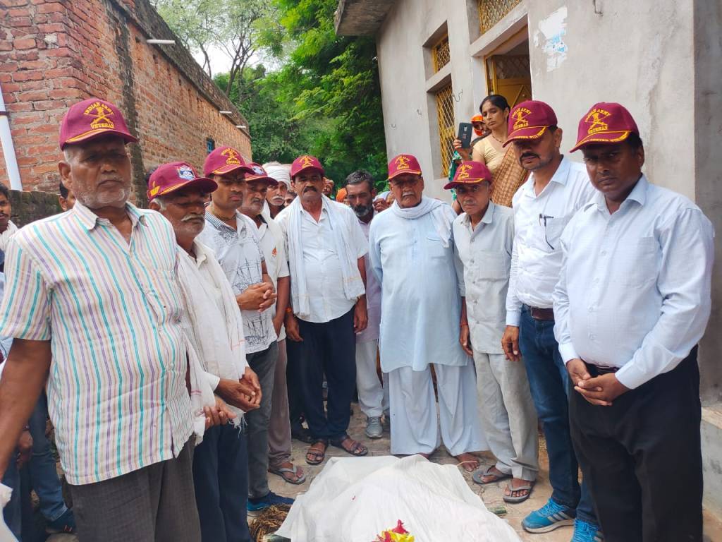 1971 के युद्ध के शहीद की पत्नी का स्वर्गवास, श्रद्धांजलि देने पहुंची पूर्व सैनिकों की&nbsp;टीम