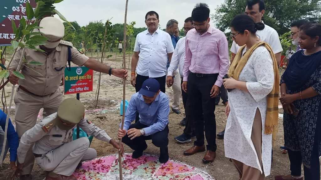 बोहदपुरा में पौधे रोपकर आयुक्त द्वारा महाभियान का औपचारिक&nbsp;शुभारंभ
