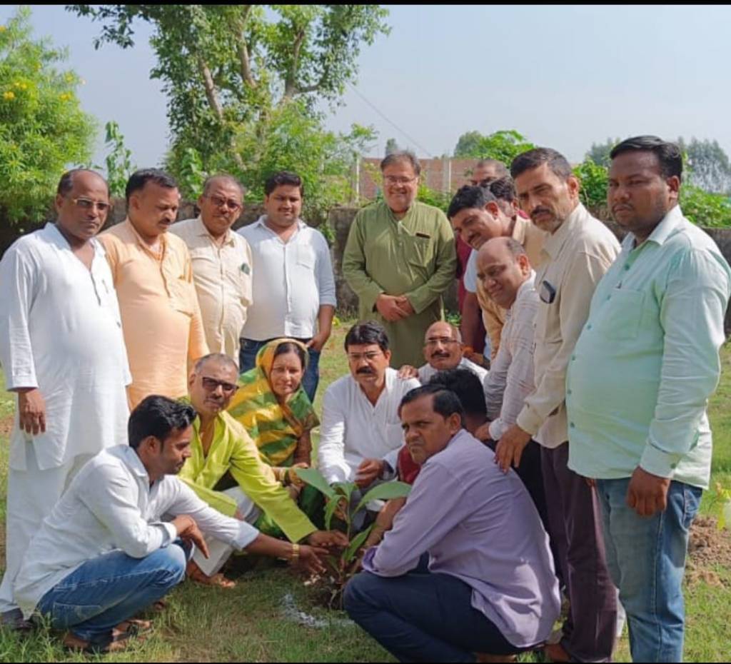 कंजड़ मोक्ष धाम में पौधे रोपित कर स्वच्छ पर्यावरण अभियान को दी&nbsp;मजबूती