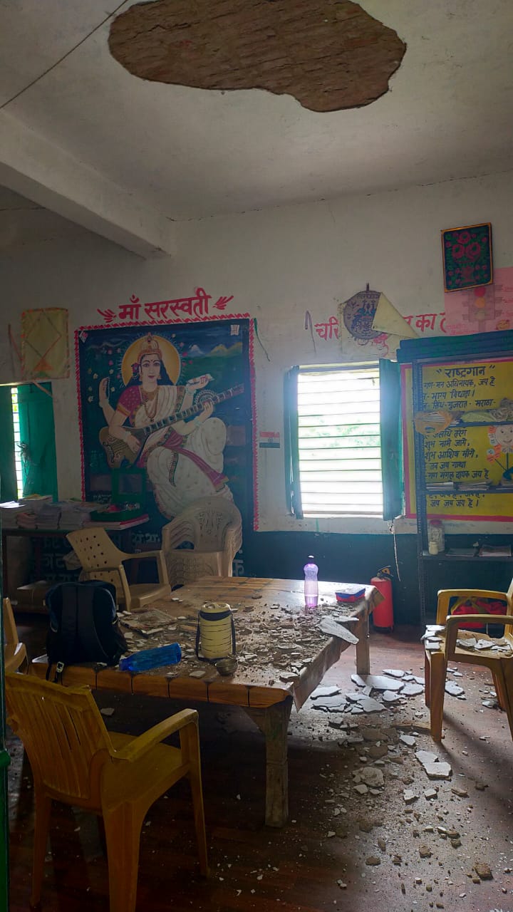 मौत के साये में जर्जर विद्यालय भवन में पढ़ते बच्चे, छत का प्लास्टर गिरने से बाल बाल&nbsp;बचे