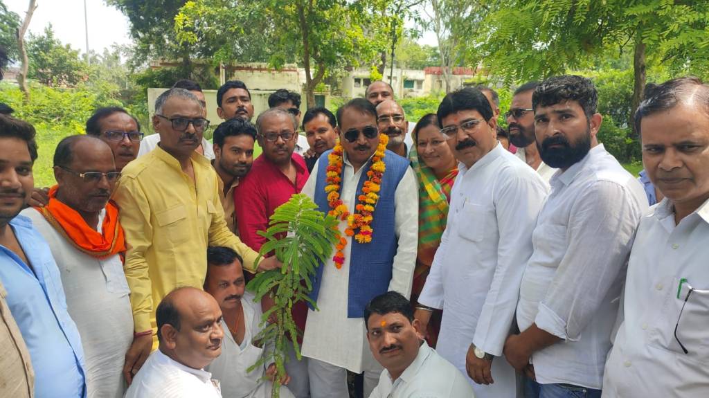 केन्द्रीय मंत्री ने नहर निरीक्षण भवन परिसर में पौधे लगाकर बखाना वृक्षों का&nbsp;महत्व