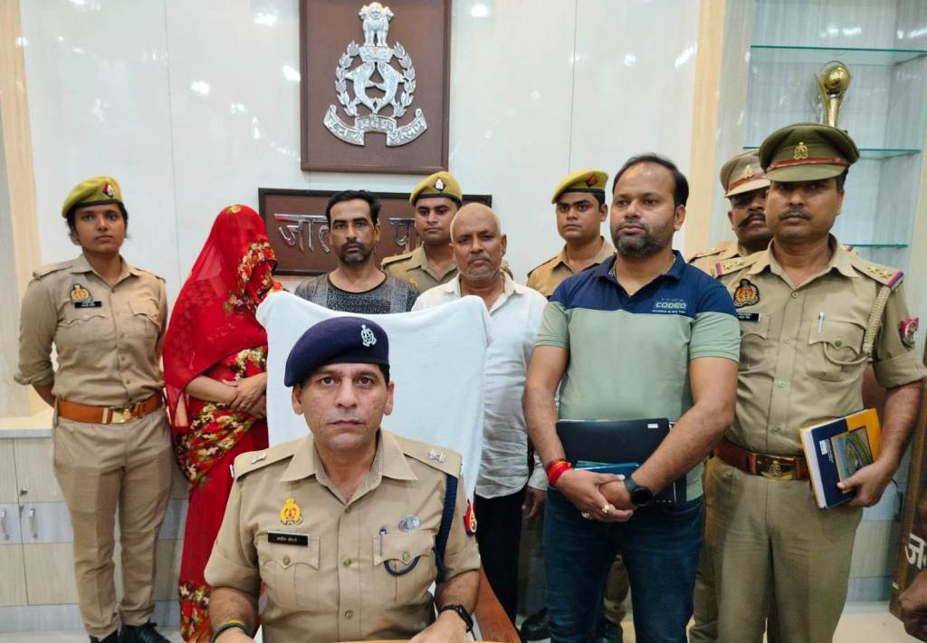 गोली कांड के पेचीदा मामले का पर्दाफाश, आटा पुलिस ने पति पत्नी और वो को किया&nbsp;गिरफ्तार