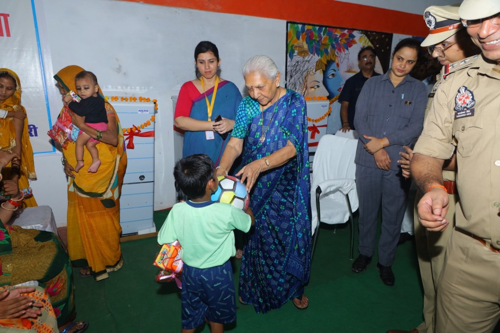 एक दिन के ताबड़तोड़ दौरे में राज्यपाल ने आंगनबाड़ी बच्चों को दुलराया, जेल में बंदियों को दी नेकचलनी की&nbsp;नसीहत