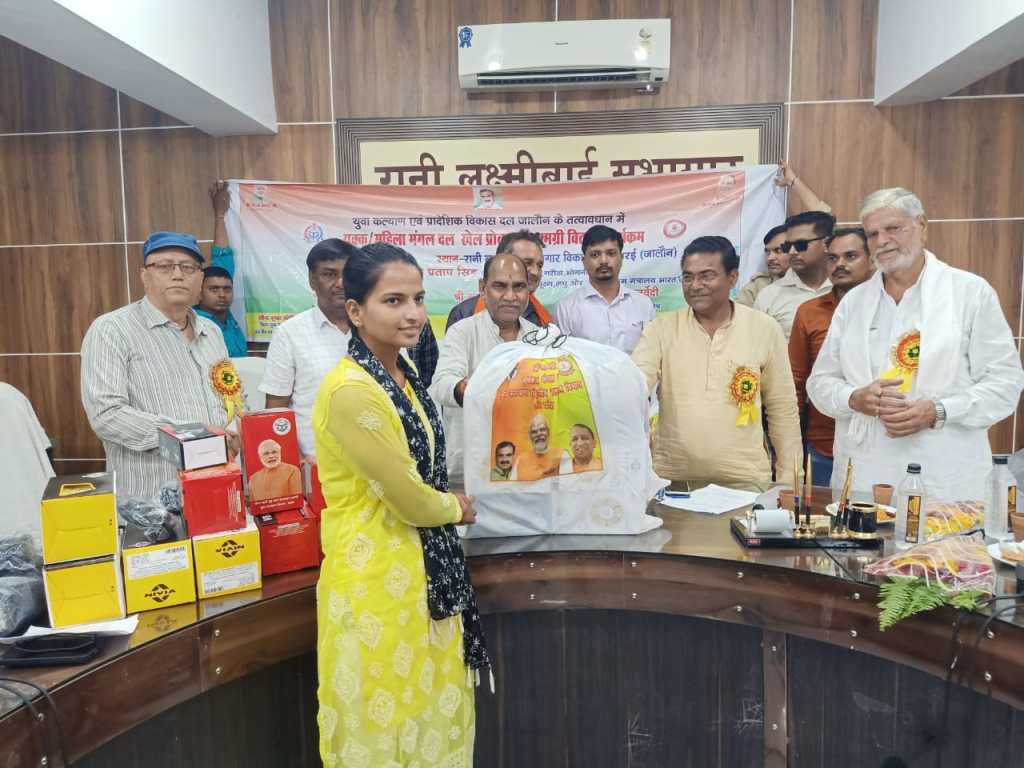 युवक, महिला मंगल दलों को माननीयों ने खेल किट का किया&nbsp;वितरण