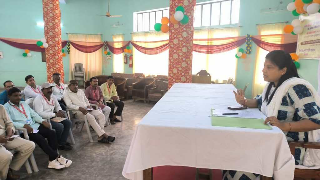 पराविधिक स्वयं सेवकों के साथ विधिक प्राधिकरण की सचिव ने की समीक्षा&nbsp;बैठक