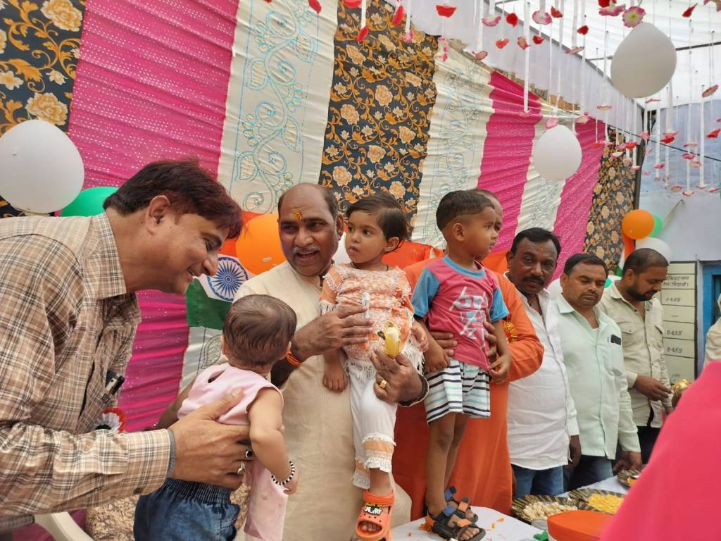 सदर विधायक पहुंचे आंगनबाड़ी केन्द्रों में, बच्चों को&nbsp;दुलराया