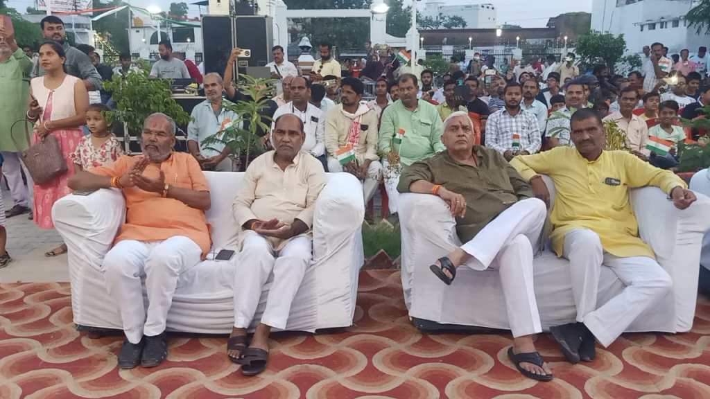 देशभक्ति के गीतों पर झूमा टाउन&nbsp;हाॅल