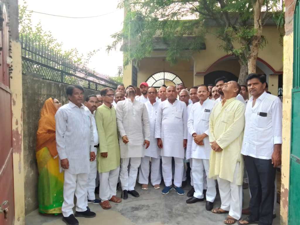 सपा कार्यालय में तिरंगा फहराकर शहीदों को किया&nbsp;याद