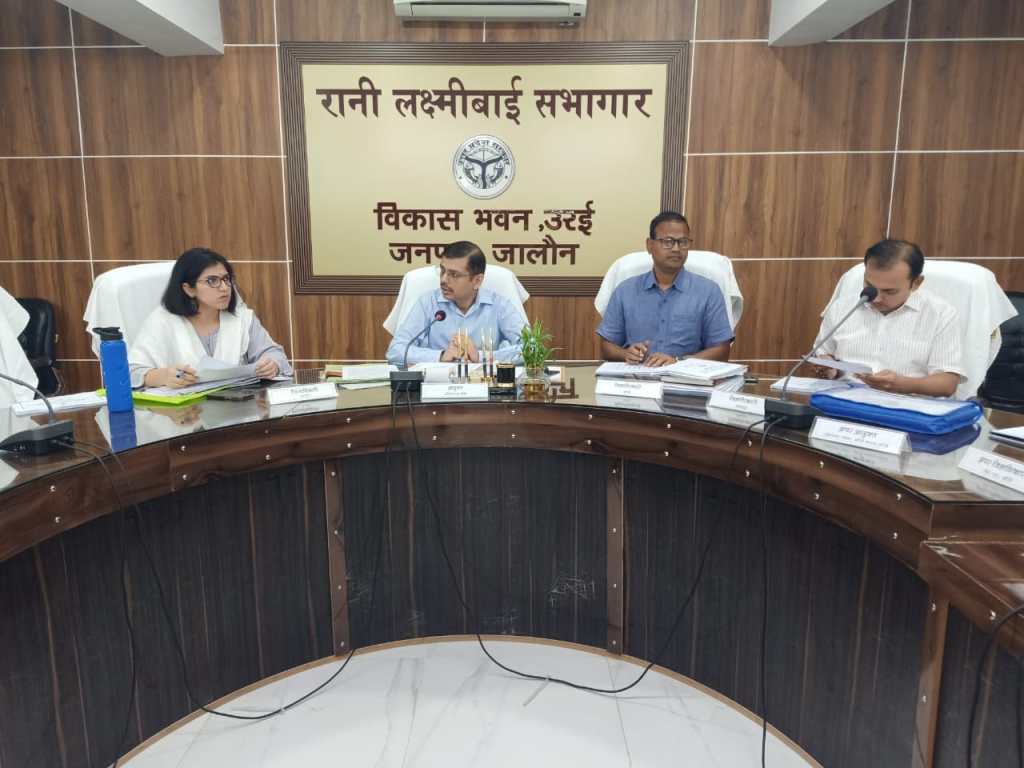 मण्डल के तीनों जिलों के अधिकारियों के साथ कमिश्नर की समीक्षा&nbsp;बैठक