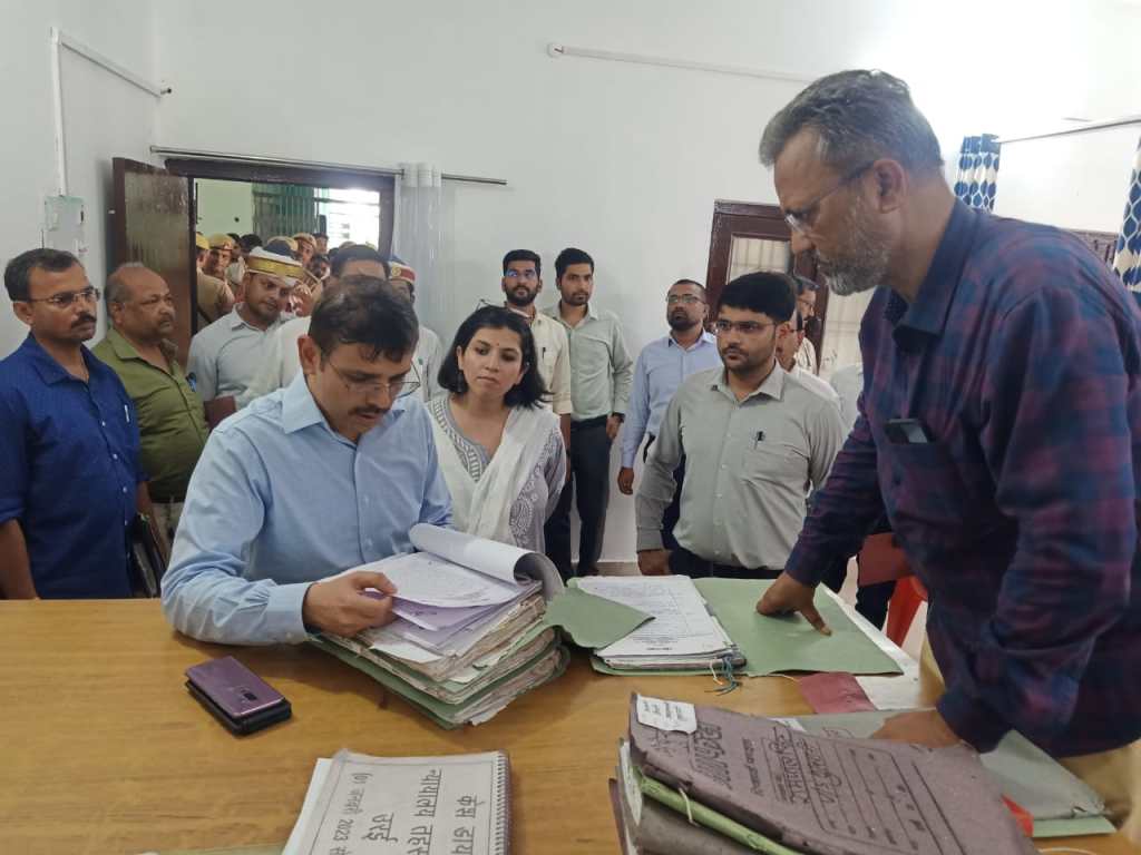 दस्तावेजों के रख रखाव में अफरा तफरी देख मण्डलायुक्त का पारा गर्म, लगायी कड़ी&nbsp;फटकार