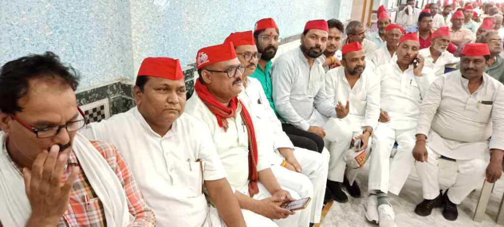 सपा उम्मीदवार के नामांकन में जिले के नेताओं का रहा बड़ा&nbsp;जमावड़ा
