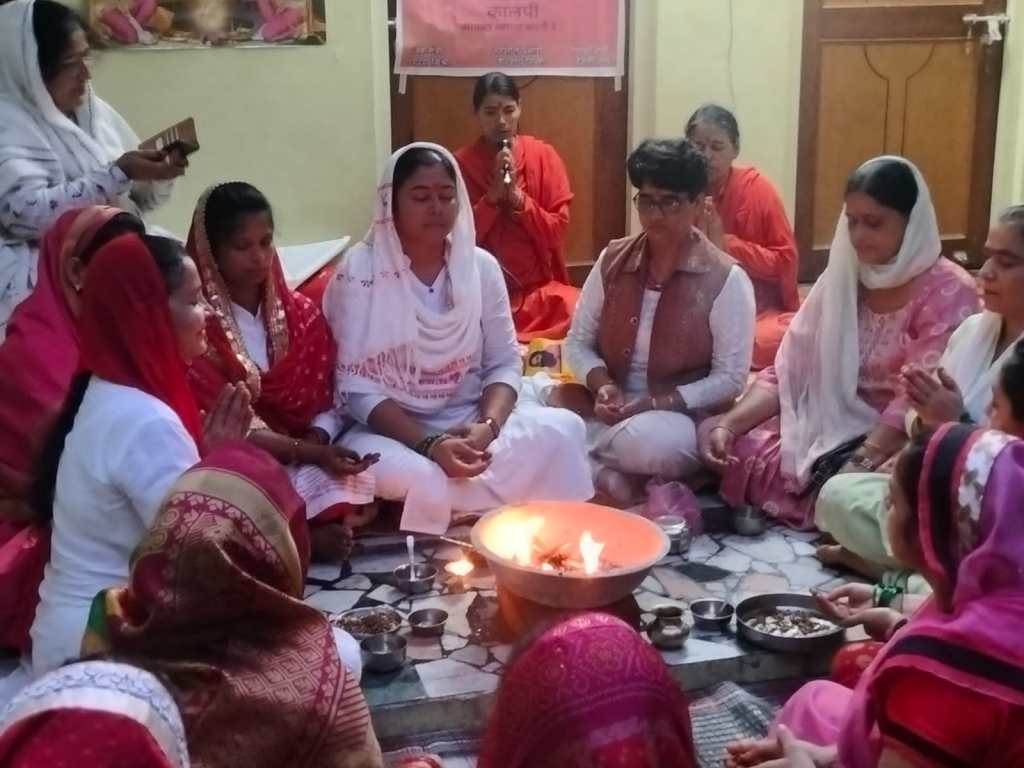 योग से होती है पर्यावरण शुद्धि, नियमित करें योग