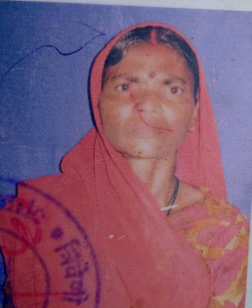 मोटर साइकिल पर बैठी महिला की नीचे गिरकर&nbsp;मौत